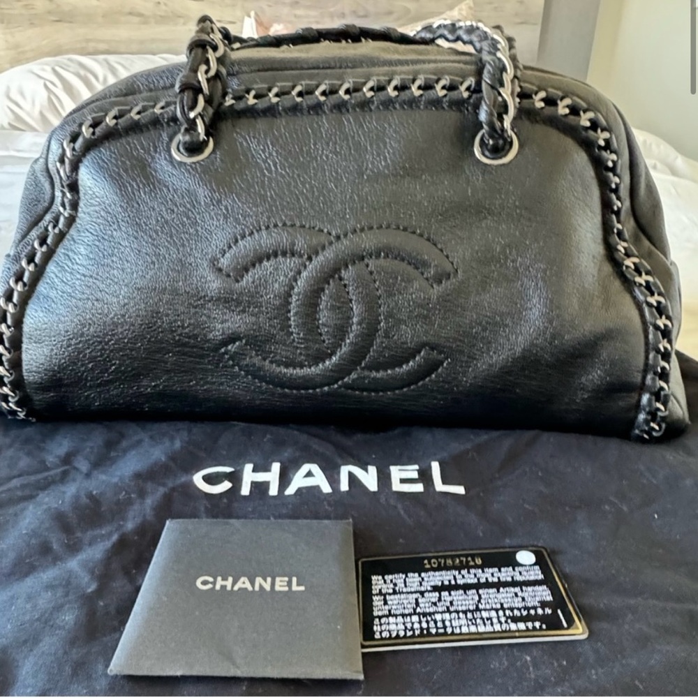 CHANEL Black Leather Shoulder Bag
